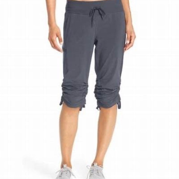 ZELLA | Move It Gray Ruched Capri Studio Active Pants 2 - Picture 1 of 5